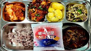 찰흑미밥 ,바싹한 건빵 (2.5.6),한우육개장 (5.16),허니버터알감자 (2.5),청포묵야채무침 (1.5.6.10.13),고등어양념구이 (5.6.7.13),배추김치* (9)
 ,