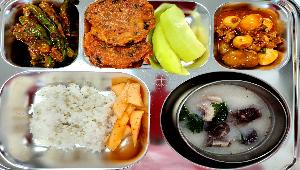 찰보리밥 ,순대국 (2.5.6.9.10.13.16),꽈리고추무침 (5.6.13),소보로메추리알조림 (1.5.6.10.13.16.18),부추야채장떡 (5.6),석박지 (9),춘천산멜론 
 ,