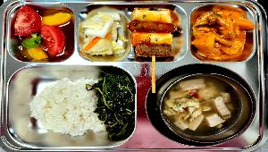 찹쌀밥 ,두부달걀탕 (1.5.9),로제찜닭 (1.2.5.6.12.13.15.16.18),깻잎순볶음 ,소떡갈떡꼬치 (5.6.12.13),백김치* (9),토마토황도절임 (11.12)
 ,