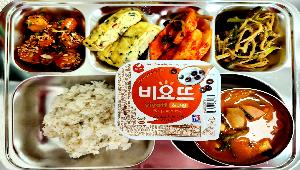 차조밥 ,부대찌개 (2.5.6.9.10.12.15.16),마늘쫑진미채볶음 (5.6.13.17),삼색계란말이 (1.5),오븐바삭치킨떡강정 (1.2.4.5.6.12.13.15),총각김치 (9),비요뜨 (2)
 ,