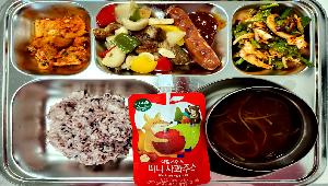 찰흑미밥 ,콩나물된장국 (5.6),상추부추겉절이 (5.6.13),김치볶음 (5.9.13),삼겹살&캠핑모듬구이&쌈장 (2.5.6.10.15.16),아침에사과주스 (13)
 ,